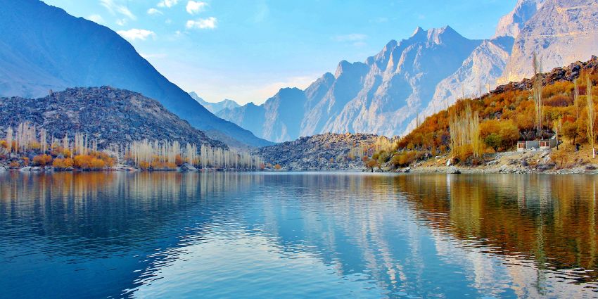 Photography tips for capturing breathtaking mountain lake reflections in daylight