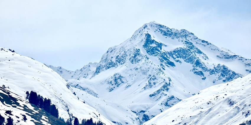 Stunning snow-covered Himalayan mountain peaks in India with breathtaking scenic views.